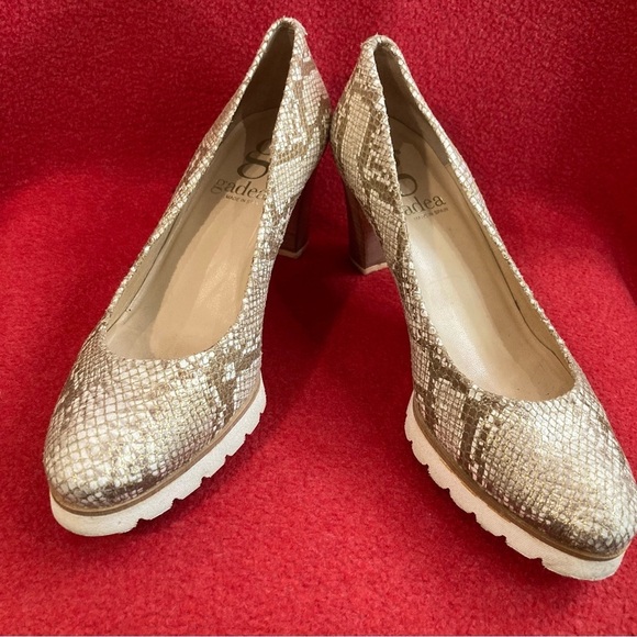 GADEA Sz 40 Snake Golden Rubber Sporty Sole Comfort Made in Spain 3” Heels Shoes - Picture 1 of 12